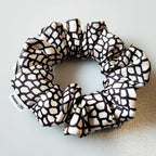 Scrunchie de cetim estampado quadrados