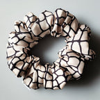 Scrunchie de cetim estampado quadrados