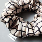 Scrunchie de cetim estampado quadrados