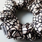 Scrunchie de cetim estampado quadrados
