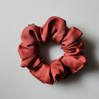 Scrunchie de cetim bordô