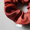 Scrunchie de cetim bordô