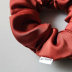 Scrunchie de cetim bordô
