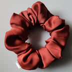 Scrunchie de cetim bordô