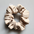 SCRUNCHIE DE CETIM - VANILLA