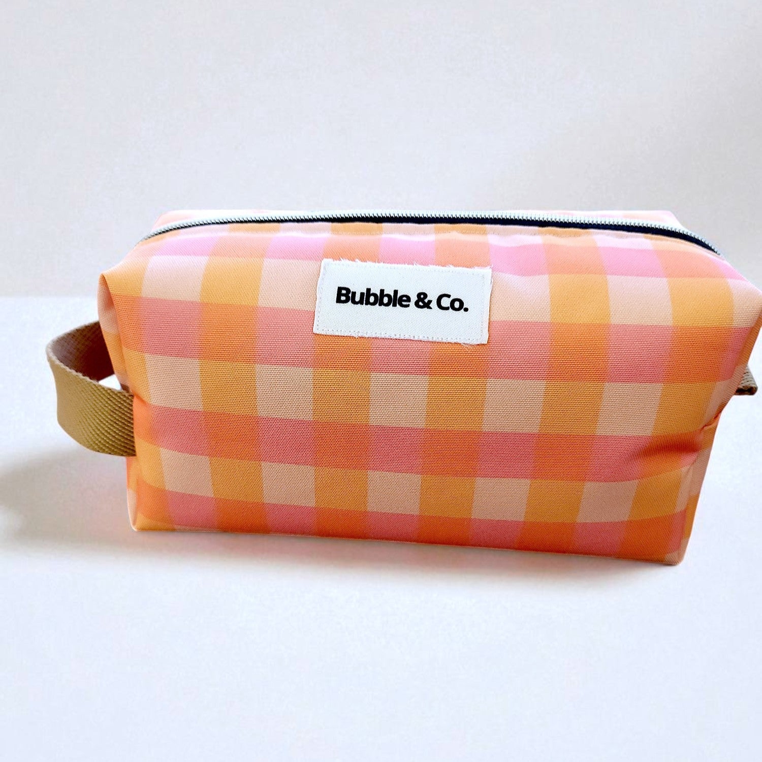 Necessaire tamanho grande com ziper metálico e estampado Vichy em tons de laranja e rosa.