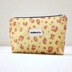 Necessaire  formato trapézio, tamanho grande, com ziper metálico e tecido impermeável. Estampado de oncinha.