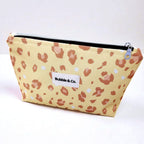 Necessaire  formato trapézio, tamanho grande, com ziper metálico e tecido impermeável. Estampado de oncinha.