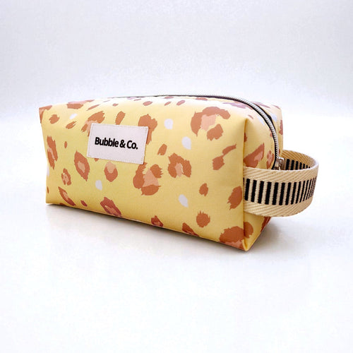 Necessaire tamanho grande com ziper metálico e estampado Ocinha