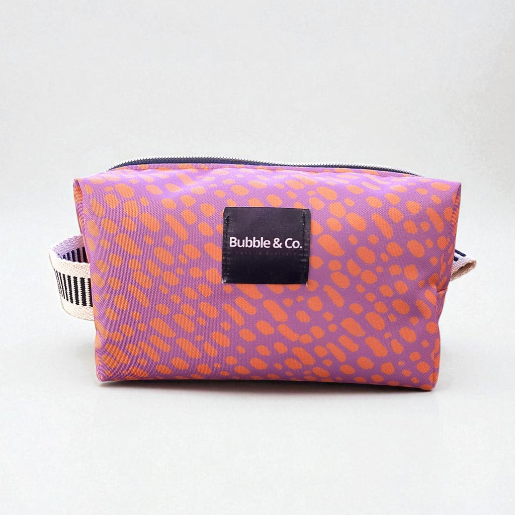 Necessaire tamanho pequeno, tecido impermeável e forro de algodão.