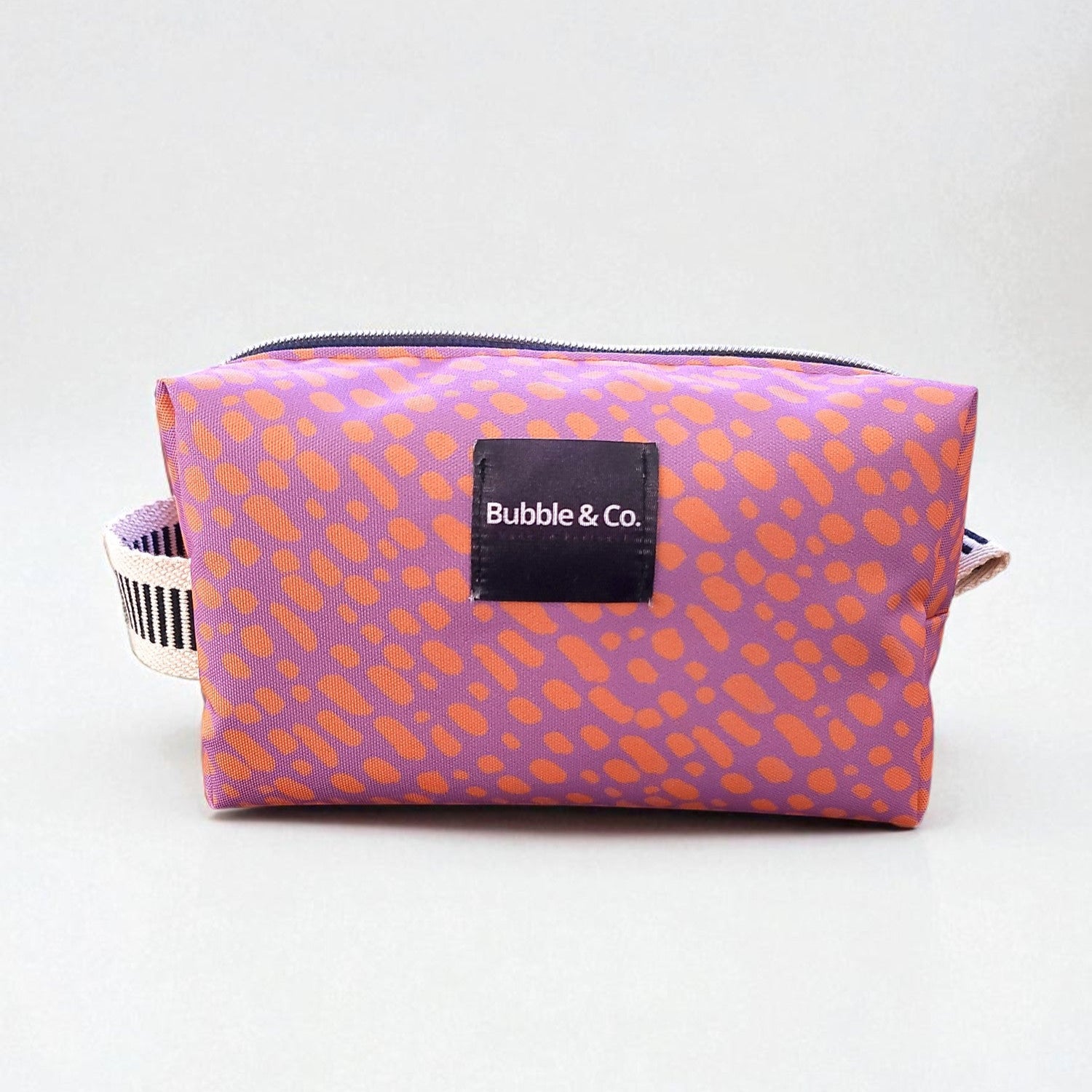 Necessaire tamanho pequeno, tecido impermeável e forro de algodão.