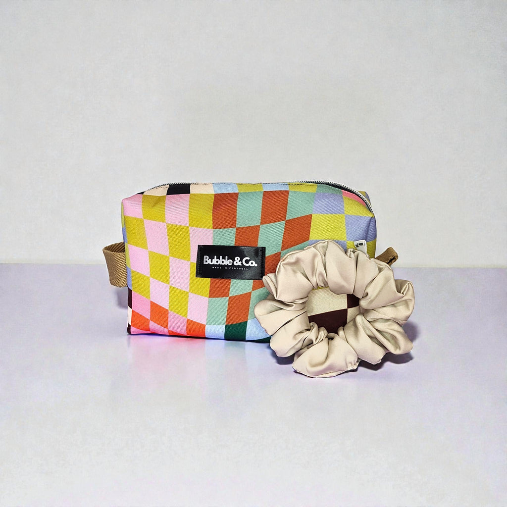 Necessaire + Scrunchies METRO VIBES - O duo perfeito do dia a dia