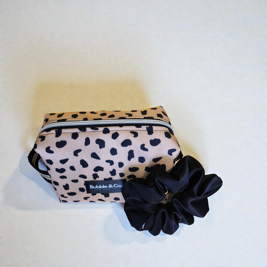 Necessaire + Scrunchies CLASSIC CITY - O duo perfeito do dia a dia