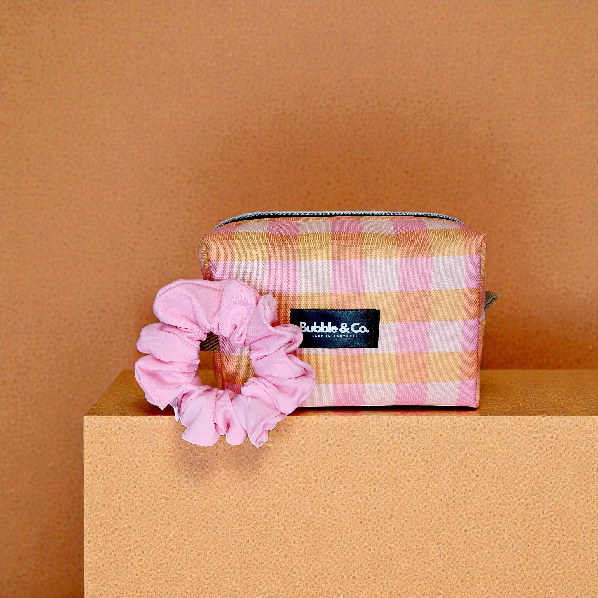 Necessaire + Scrunchies CLASSIC CITY - O duo perfeito do dia a dia