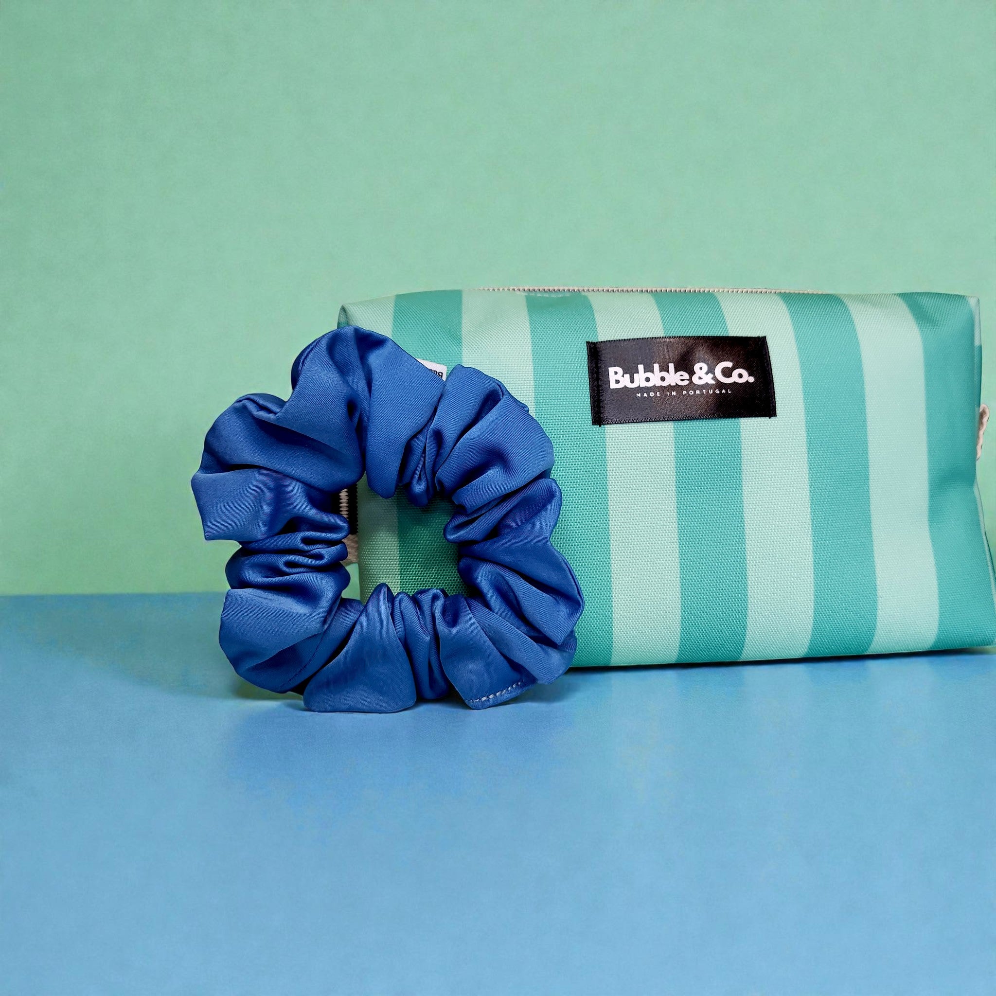 Necessaire + Scrunchies RIVIERA GREEN - O duo perfeito do dia a dia