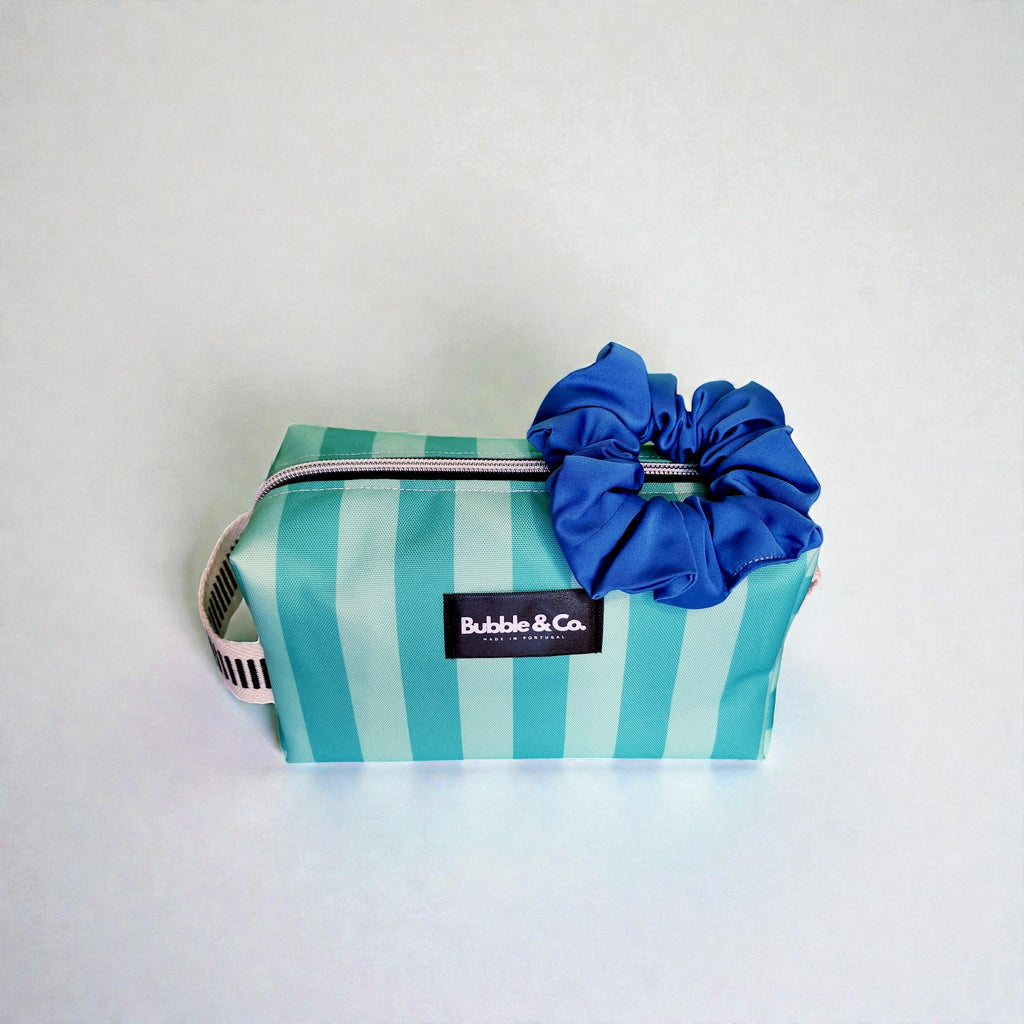 Necessaire + Scrunchies RIVIERA GREEN - O duo perfeito do dia a dia