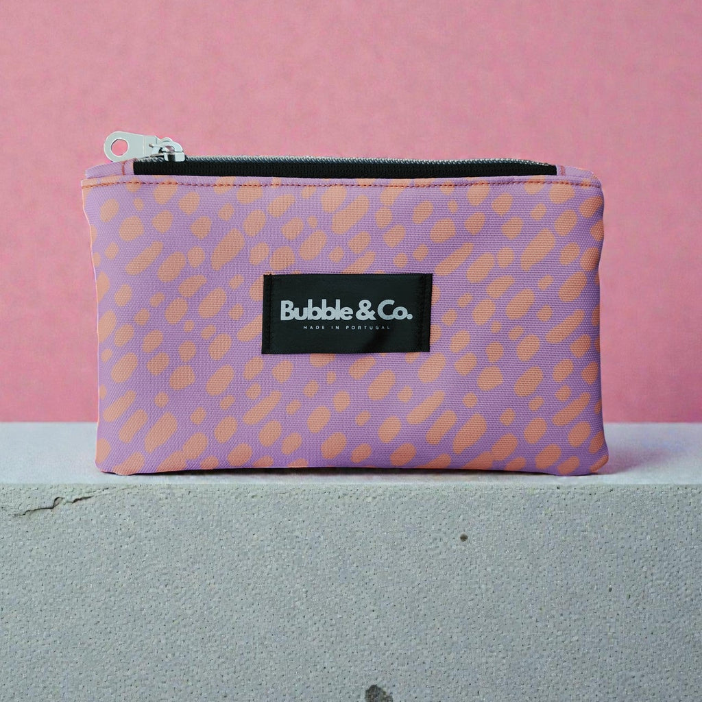 porta cartões estampado pop, roxo e laranja com fecho a zíper e impermeável