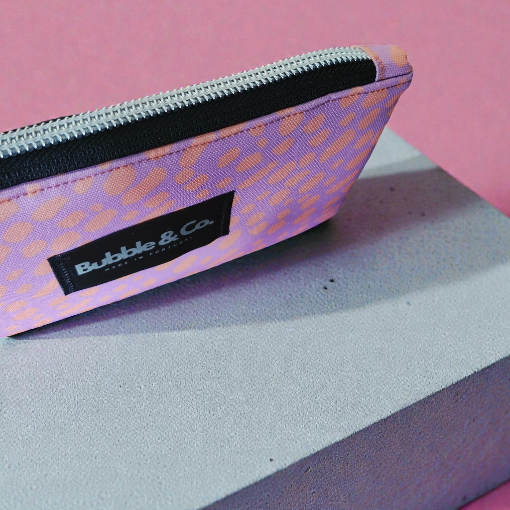 porta cartões estampado pop, roxo e laranja com fecho a zíper e impermeável