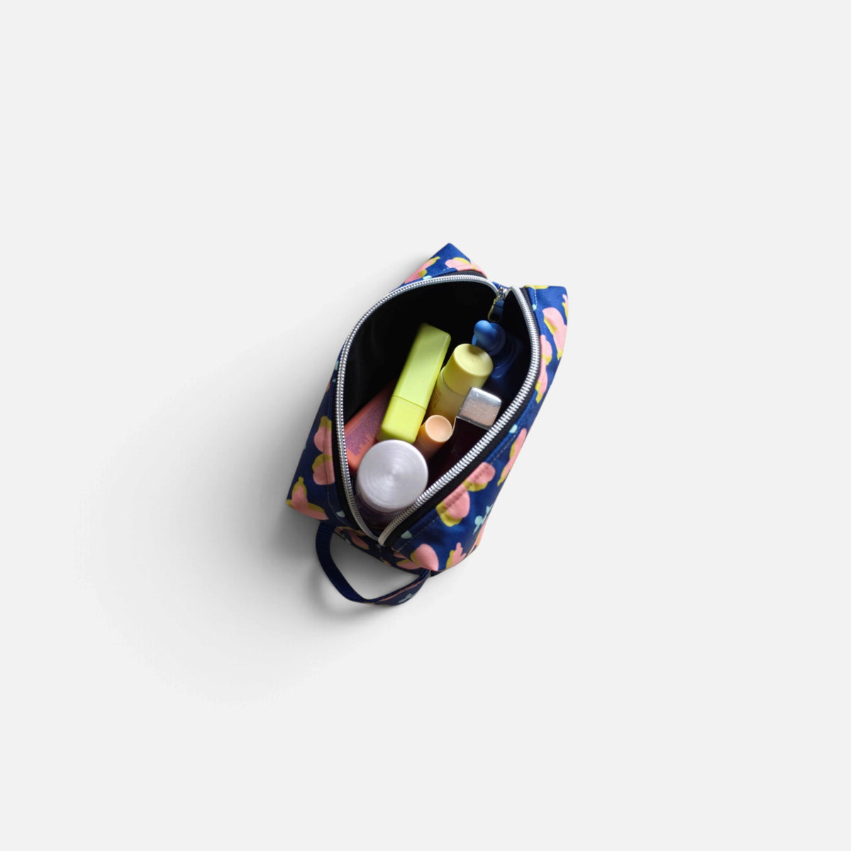 Balloon Dog M toiletry bag by Bubble & Co. for everyday beauty and travel essentials