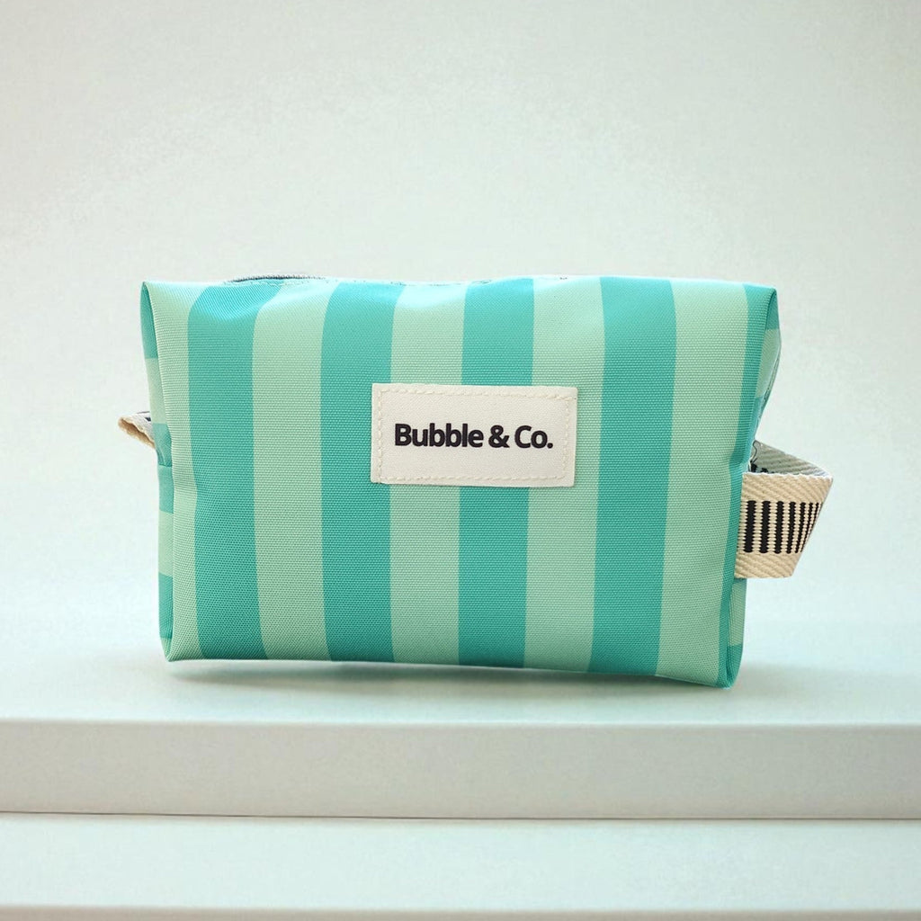 Necessaire impermeável em nylon as riscas e forro de algodão.