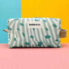 Necessaire de tammanho pequeno, com tecido impermeável e forro de algodão.