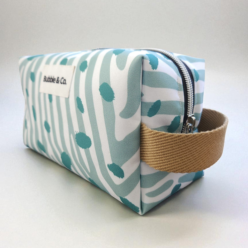 Necessaire de tammanho pequeno, com tecido impermeável e forro de algodão.