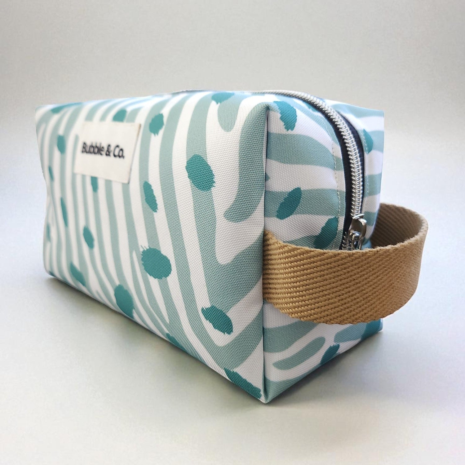 Necessaire de tammanho pequeno, com tecido impermeável e forro de algodão.