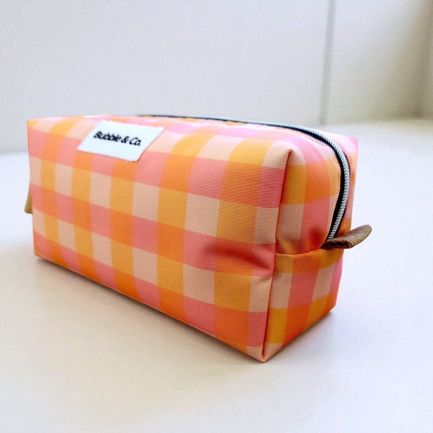 Necessaire tamanho grande com ziper metálico e estampado Vichy em tons de laranja e rosa.