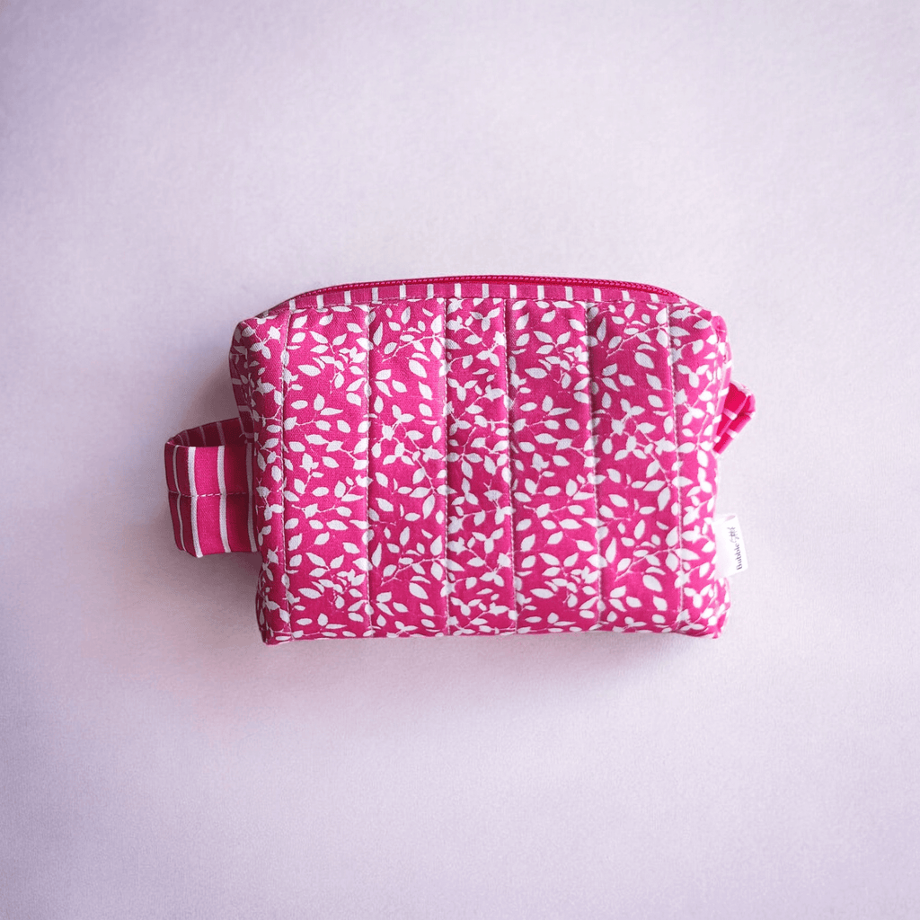 Prática e portátil! Esta necessaire pequena é ideal para guardar itens essenciais na sua bolsa, mantendo tudo organizado ao alcance das mãos.