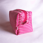 Compacta e prática, esta necessaire média é sua melhor aliada para o dia a dia. Perfeita para organizar maquiagem, acessórios ou itens de rotina com funcionalidade e estilo.