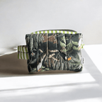 Prática e portátil! Esta necessaire pequena é ideal para guardar itens essenciais na sua bolsa, mantendo tudo organizado ao alcance das mãos.