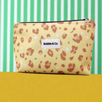 Necessaire  formato trapézio, tamanho grande, com ziper metálico e tecido impermeável. Estampado de oncinha.