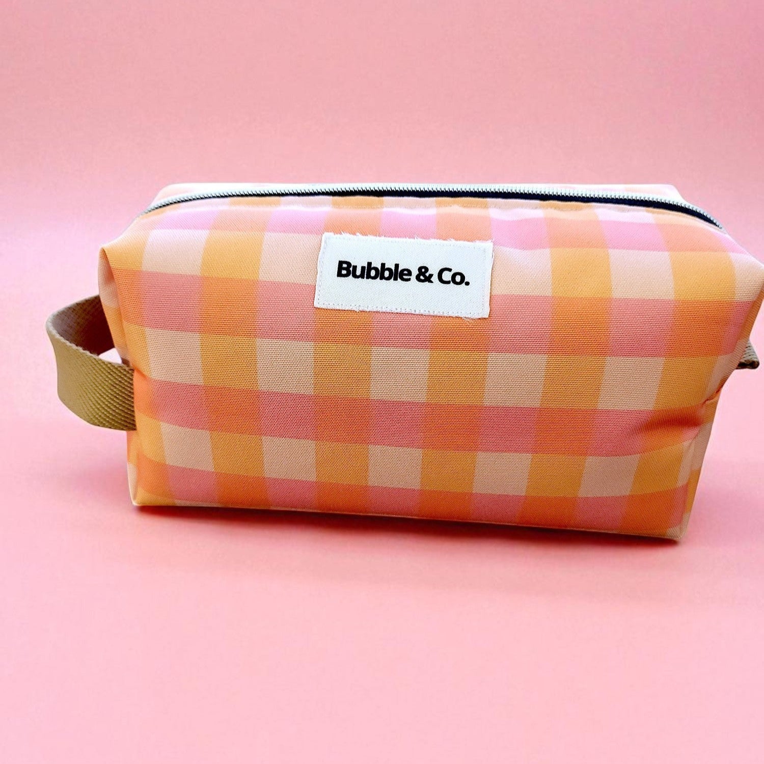 Necessaire tamanho grande com ziper metálico e estampado Vichy em tons de laranja e rosa.