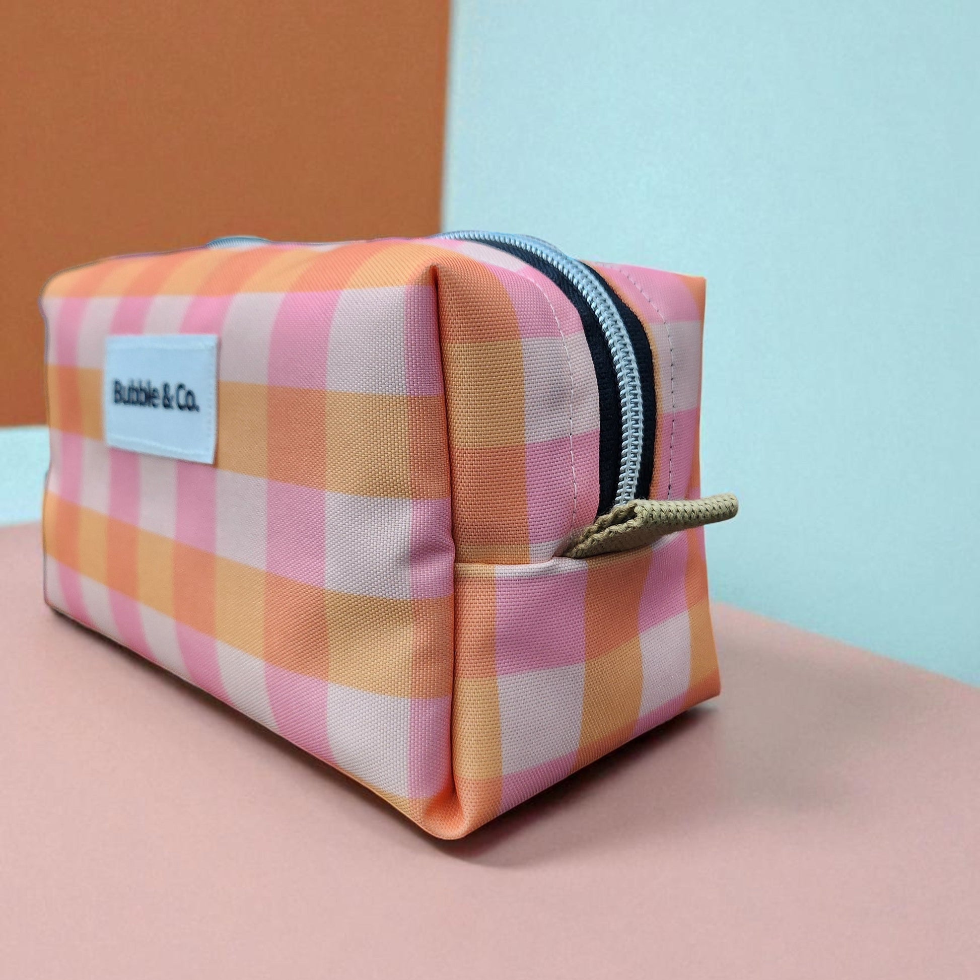 necessaire box tamanho pequeno, em tecido impermeável e fecho metálico
