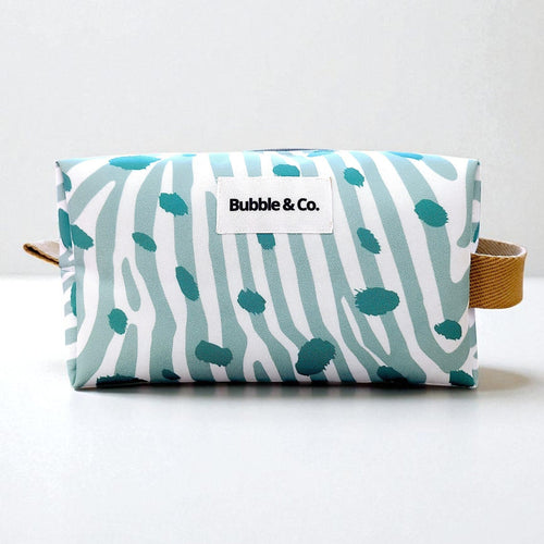 Necessaire Box, impermeável com padrão zebra pintas verdes e brancas